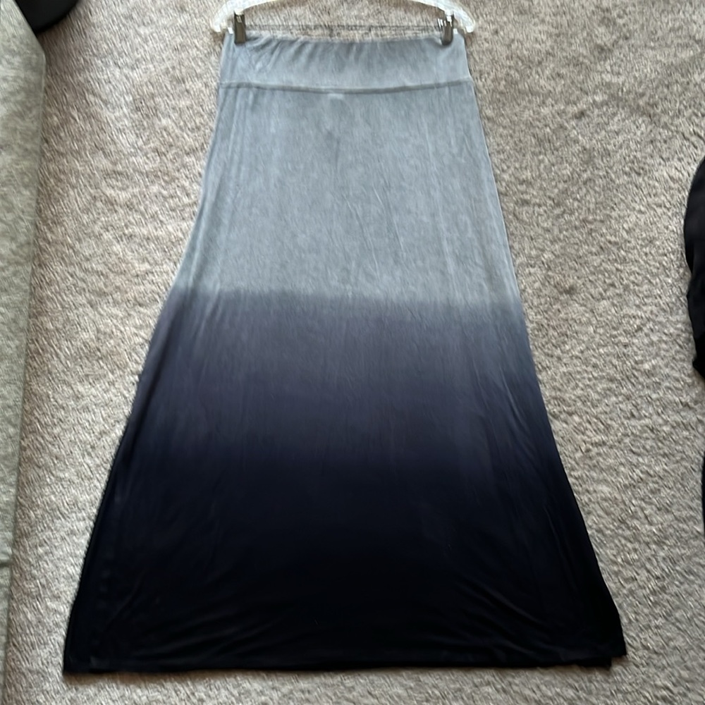 LIKE NEW KENSIE OMBRÉ MAXI SKIRT NAVY TO GRAY SIZE L